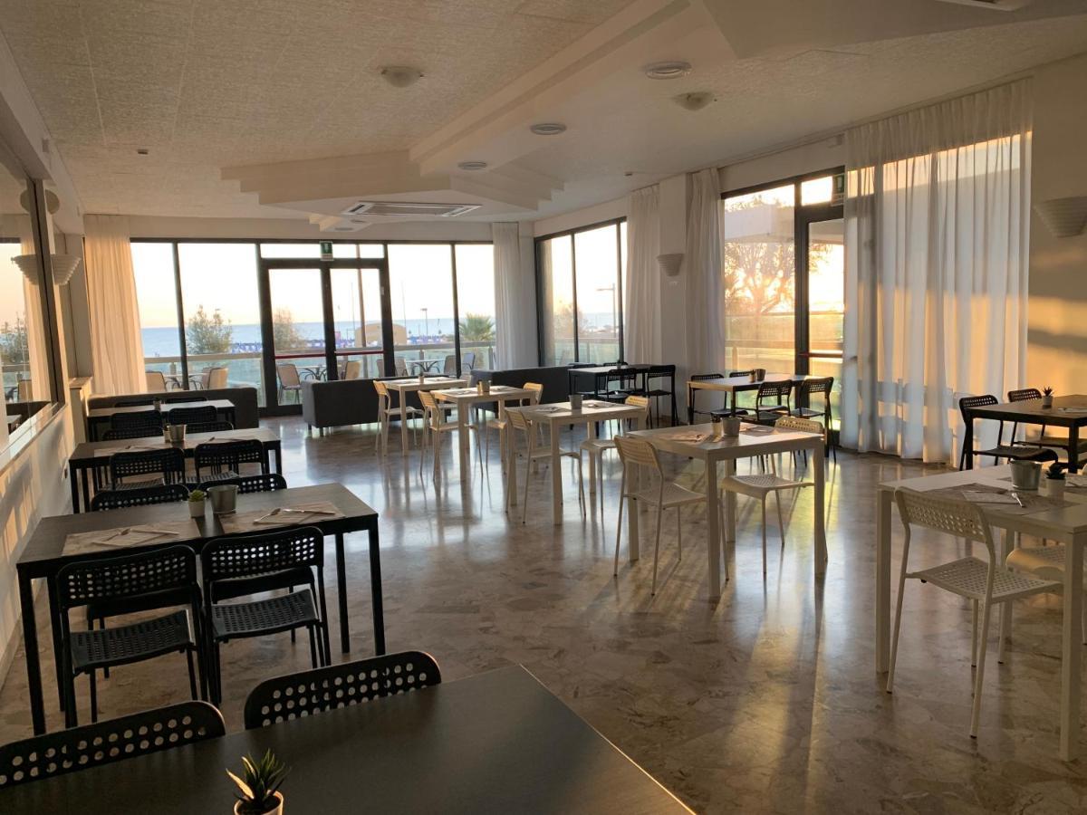 Hotel Tritone リミニ エクステリア 写真