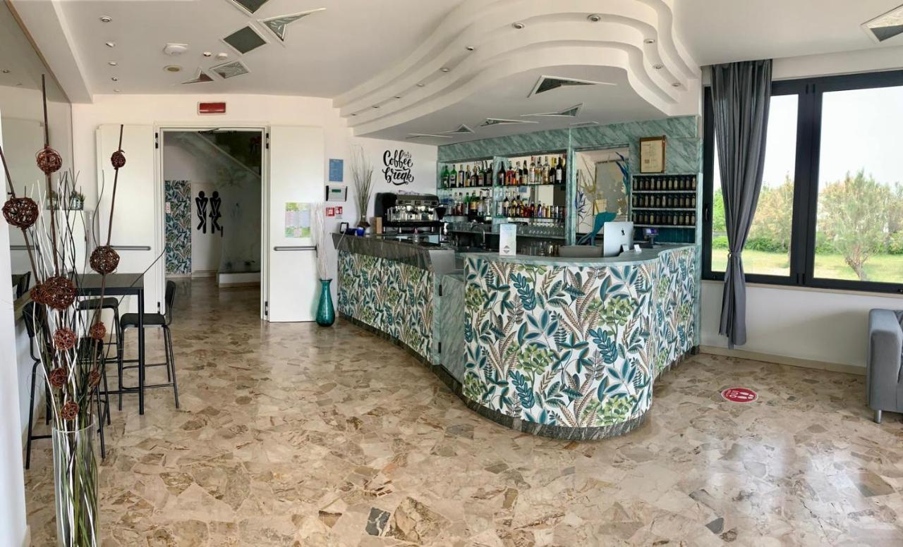 Hotel Tritone リミニ エクステリア 写真