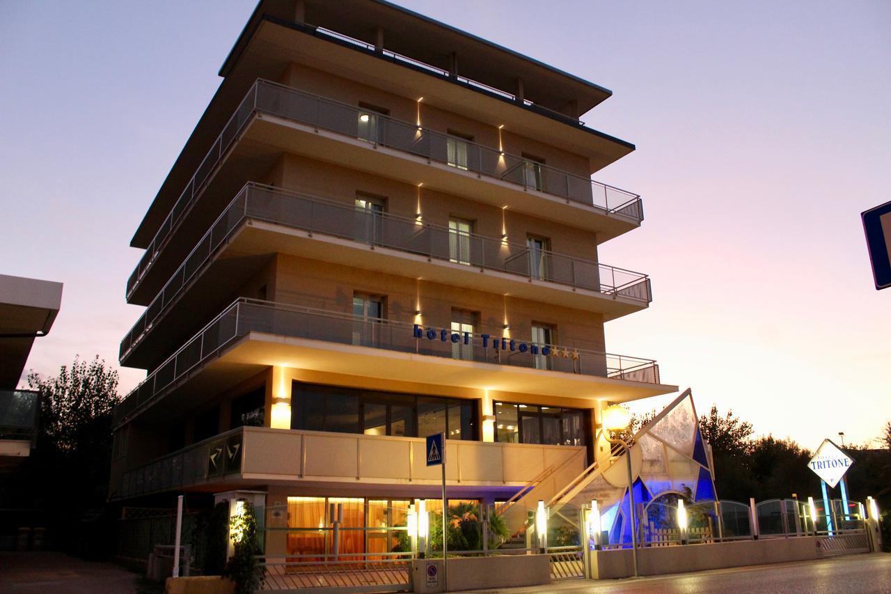 Hotel Tritone リミニ エクステリア 写真
