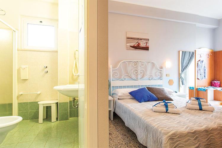Hotel Tritone リミニ エクステリア 写真