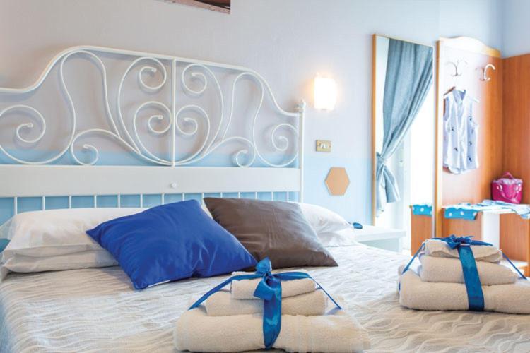 Hotel Tritone リミニ エクステリア 写真