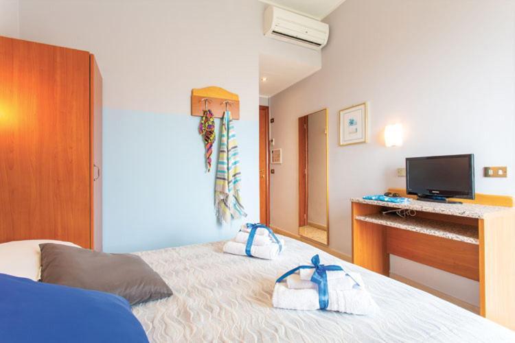 Hotel Tritone リミニ エクステリア 写真