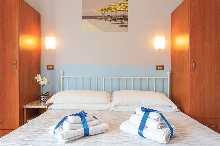 Hotel Tritone リミニ エクステリア 写真