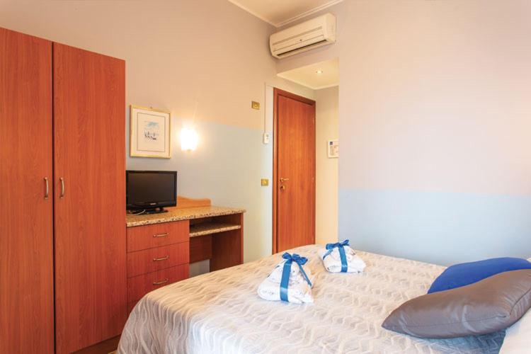 Hotel Tritone リミニ エクステリア 写真